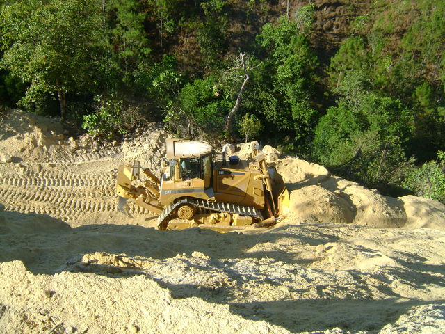 Buldozzer moviendo terreno natural